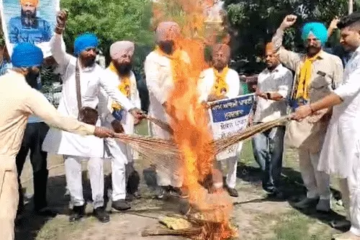 मानसा में झोटा हत्याकांड को लेकर पंजाबभर में प्रदर्शन, AAP के चुनाव चिह्न झाड़ू और नेताओं के पुतले फूंके