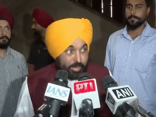 दिल्ली एयरपोर्ट पर 2 घंटे तक रोके रखने का आरोप, CM भगवंत मान बोले- अधिकारियों ने दिया ऊपर से दबाव का हवाला