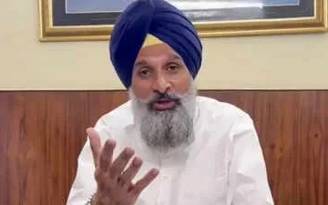 मजीठा में AAP का बिक्रम मजीठिया के खिलाफ प्रदर्शन, फूंका पुतला